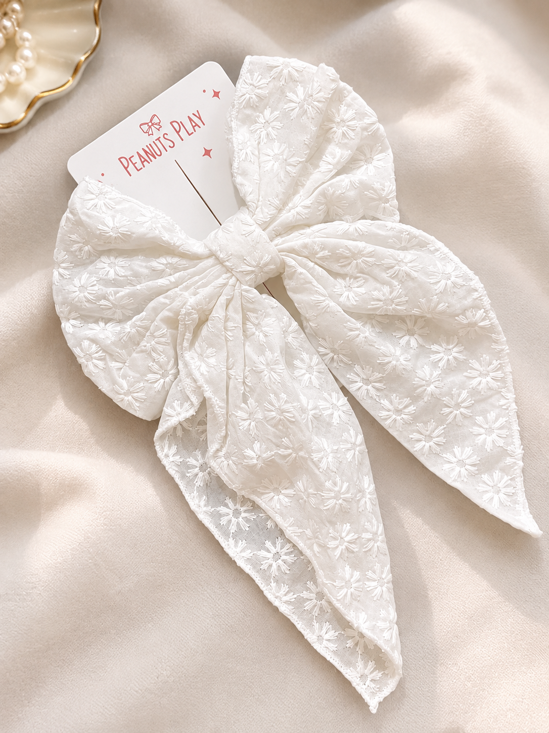 41 (1) White Daisy Jumbo Bow - Image 1